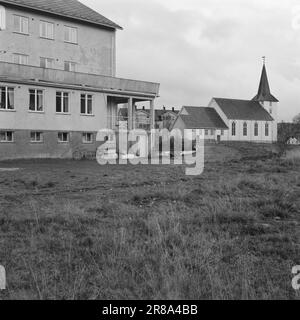 Aktuell 46-7-1960: Soll dieses Dorf verwüstet werden? Die Bergbaugemeinde Bjørkåsen steht vor ihrem Niedergang, wenn nicht bald neue Arbeitsplätze geschaffen werden. Die Erzreserven reichen nur für 2 1/2 Betriebsjahre aus. Die Jungen fliehen aus dem Dorf, und die Alten sind beunruhigt über die Ungewissheit. „Es muss eine neue Industrie aufgebaut werden, das ist eine beliebte Forderung“, sagt die Ballangsværingen. Foto: Bjarne Amundsen / Aktuell / NTB ***FOTO NICHT ABGEBILDET*** Stockfoto