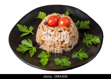 Mandelreis isoliert auf weißem Hintergrund. Türkische Köstlichkeiten. Reis mit schwarzem Pfeffer, Zimt, Nelkenpfeffer, Johannisbeeren, Mandeln und Reis. Ram Stockfoto