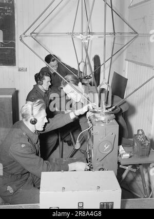 Aktuell 24-4-1947: Sicherer Flugverkehr die Kommunikations- und Radarschulen der Air Force in Lutvann trainieren diejenigen, die für den Kommunikationsdienst der Air Force verantwortlich sind. Peinlich, pedantische Genauigkeit sind wichtige Eigenschaften. 3 unverzichtbare Geräte des Sicherheitsdienstes, die Übungen für Telegrafenbetreiber im Radiotelegraphielabor umfassen. Dieses Messgerät ist ein transportierbares Feldgerät. Wenn das Flugzeug verfolgt wurde, gibt der Empfänger eine unheimliche Melodie aus. Der schwere Rahmen, den Sie in der Abbildung sehen, muss dann gedreht werden, bis ein Minimum an Sound im Receiver vorhanden ist Stockfoto