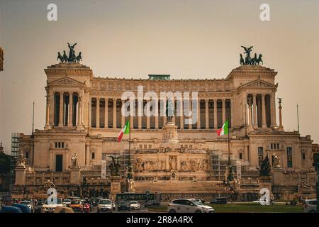 Bewundern Sie die Pracht des Victor Emmanuel II Monuments in Rom, ein Symbol der italienischen Einheit und ein ikonisches Meisterwerk neoklassischer Architektur. Stockfoto