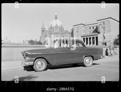 Aktuell 41-1-1960: Die Autoparade Zurzeit werden Autos in vier Preisklassen präsentiert: Unter 15.000 NOK 15.000 NOK – 18.000 NOK 18.000 – 24.000 NOK über 24.000 NOK wurde der Vauxhall Victor Standard plötzlich billiger, und einer der Gründe war wahrscheinlich auch, dass ein neues Modell heute marktreif ist. Aber die Verbesserungen sind nicht bedeutsamer als die Tatsache, dass sich viele Menschen für das aktuelle Modell interessieren werden, das ein komfortables und gut ausgestattetes Familienauto ist. Er hat 4 Türen, Platz für 5,55 PS SAE im Motor, die Reifen sind 5,60x13 groß, das Gewicht beträgt 975 kg Stockfoto