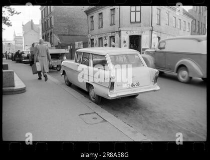 Derzeit 41-1-1960: Die Autoparade Zurzeit werden Autos in vier Preisklassen präsentiert: Unter 15.000 NOK 15.000 – 18.000 NOK 18.000 – 24.000 über 24.000 NOK Foto: Aktuell / NTB **FOTO NICHT VERARBEITET*** Stockfoto