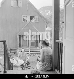 Derzeit 17-1950: Industrie in der WastelandBetween schneebedeckte Berge an der schwedischen Grenze, weit östlich von Bodø, liegt Sulitjelma. Die Menschen in dieser Bergstadt sind völlig abhängig vom Bergbau und den Minen. Die Kommunikation ist schlecht. Im Frühjahr und Herbst kann Sulitjelma vollständig von der Außenwelt isoliert werden. Die 3.000 Menschen, die dort leben, sind alle "de" und leben ihr eigenes Leben - fast wie ein Staat innerhalb eines Staates. Foto: Sverre A. Børretzen / Aktuell / NTB ***FOTO NICHT IMAGE PROCESSED*** Stockfoto