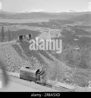 Derzeit 14-1950: Jernverket in Mo i Rana. Weit über 800 Männer sind dabei, das Eiserne Werk in Mo i Rana aufzubauen, und die Arbeit schreitet schnell voran. Blühende Minenschüsse, sauerstoffreiches Wasser aus Kompressionsbohrern und massiver Fels, die Luft zittert und zittert, und unten im Berg kreuzen sich die Tunnel. Es wurde viel getan, aber es bleibt noch viel zu tun. Foto: Sverre A. Børretzen / Aktuell / NTB ***FOTO NICHT IMAGE PROCESSED*** Stockfoto