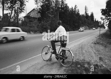 Aktuell 30-5-1960: Tod durch Geschwindigkeit GrinerSpeed Tod Grinsen hinter dem Steuer. Riesige Autokolossusen, wie Lokomotiven, fahren durch die dicht besiedelten Gebiete entlang der Straßen. Die Verkehrspolizei ist ständig auf der Suche und überwacht Schwertransporte mit Radar. Foto: Ivar Aaserud / Aktuell / NTB ***FOTO NICHT ABGEBILDET*** Stockfoto