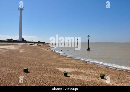 Kieselstrand, Radarturm und Groyne-Markierungen am Languard Point, Felixstowe, Suffolk, England, Großbritannien Stockfoto