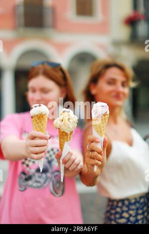 Mädels, die Eis in einer Schüssel mit Eisbällen genießen. Hochwertiges Foto Stockfoto