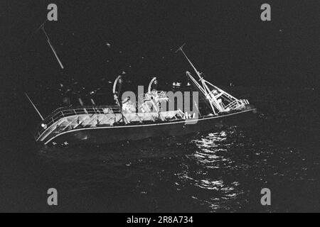 Aktuell 14-3-1960: Aber die Besatzung konnte das Drama des Meeres aus nächster Nähe retten: Der Snuffer „Vigra“ ging unter. Wir waren hilflose Zeugen, wie der Hering im Laderaum das Schiff herunterzog. Foto: Sverre A. Børretzen/Aktuell/NTB Stockfoto