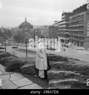 Aktuell 3-11-1960: Auf der Flucht vor Hass Südafrikas Gestapo verfolgte den 23-jährigen Hans Beukes aus einem einzigen Grund durch drei Länder: Er ist farbig. Aber Beukes entkam, und vom UN-Podium ließ er die ganze Welt auf ihn hören. Nach vielen Abenteuern fand er einen Zufluchtsort in Oslo. Foto: Aage Storløkken / Aktuell / NTB ***FOTO NICHT VERARBEITET*** Stockfoto