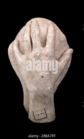 Die linke Hand eines unbekannten Mannes ruht auf einer gebogenen Form n. d. von Hiram Powers, Born Woodstock, VT 1805-Tote Florenz, Italien 1873 Stockfoto