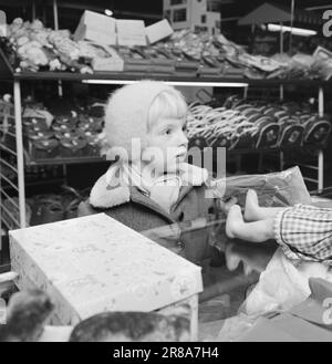 Aktuell 52-6-1960: Wir haben den Zauberstab gewunken, aber... Wir lassen ein paar verspielte Kinder des richtigen Alters in einem vollgepackten Spielwarenladen frei und lassen sie tun, was sie wollen. Es lief völlig anders, als wir erwartet hatten. Was willst du, kleines Mädchen? Der ganze Laden steht Ihnen offen, Sie können sich nehmen, was Sie wollen. Die Arme stand lange, lange Zeit da und konnte sich über nichts entscheiden. Foto: Aage Storløkken / Aktuell / NTB ***FOTO NICHT VERARBEITET*** Stockfoto