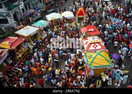 Sylhet, Sylhet, Bangladesch. 20. Juni 2023. Ratha Yatra wurde in Sylhet in festlicher Atmosphäre gefeiert. Etwa 50.000 Anhänger Sanatanas nahmen an der Rath Yatra Teil, um für den Segen von Lord Jagannath, Lord Baladev und Mutter Subhadra Devi zu beten. (Kreditbild: © MD Akbar Ali/ZUMA Press Wire) NUR REDAKTIONELLE VERWENDUNG! Nicht für den kommerziellen GEBRAUCH! Stockfoto