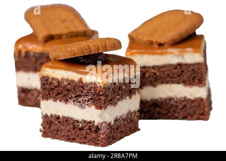 Kleine Dessertkuchen. Karamell Petit 4 auf einer weißen Platte isoliert auf weißem Hintergrund. Keks, französischer Petit, vier Kuchen. Schließen Stockfoto