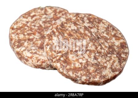 Rohe Hamburger-Pasteten. Mit Gewürzen zubereitete Hamburger-Pasteten mit Rindfleisch. Hamburger mit gehacktem Rindfleisch isoliert auf weißem Hintergrund. Stockfoto