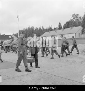 Aktuell 32-1-1960: Thore wird ein Rekrutierer wird ein Rekrutierer zu werden ist ein ernstes Geschäft. Sergeants, Fähnrich, Lieutenants und Captains übernehmen für Mütter, Väter, Ehefrauen und Verlobte - für 16 Monate, lange Monate für einen 20-jährigen Mann. Die Zukunft Nein, nein - so sollen wir aussehen, Thore denkt, wie er von Sergeant Arnulf Bergli in die Baracken verfolgt wird, in denen er leben wird. Die Jungs in der Camp-Uniform waren auch nicht lange in den Kleider des Königs und das Tempo ist so lala. Foto: Aage Storløkken / Aktuell / NTB ***FOTO NICHT VERARBEITET*** Stockfoto