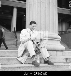 Aktuell 3-11-1960: Auf der Flucht vor Hass Südafrikas verfolgte die Gestapo den 23-jährigen Hans Beukes aus einem einzigen Grund durch drei Länder: Er ist farbig. Aber Beukes entkam, und vom UN-Podium ließ er die ganze Welt auf ihn hören. Nach vielen Abenteuern fand er einen Zufluchtsort in Oslo. Foto: Aage Storløkken / Aktuell / NTB ***FOTO NICHT VERARBEITET*** Stockfoto