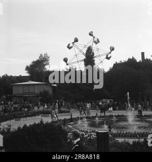 Aktueller 34-1-1960: Ein glücklicher Tag im Abenteuerpark Hier ist der Tivoli-Garten Kopenhagens – das Karussell voller glücklicher Erinnerungen für Zehntausende Norweger – der Abenteuergarten, den niemand kopieren kann. Foto: Ivar Aaserud / Aktuell / NTB ***FOTO NICHT ABGEBILDET*** Stockfoto