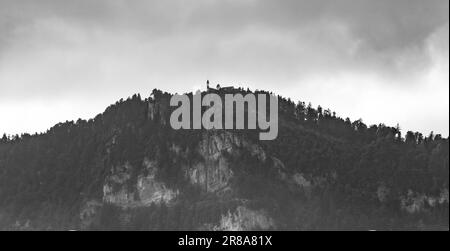 Toller Panoramablick auf den Berg Bürgenstock mit dem Felsenweg und dem Hammetschwand Lift, der den Felsweg mit dem... Stockfoto