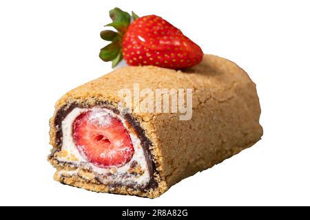 Gerollter Holzkuchen. Erdbeeren- und Cremetorte isoliert auf weißem Hintergrund. Patisserie Desserts Stockfoto
