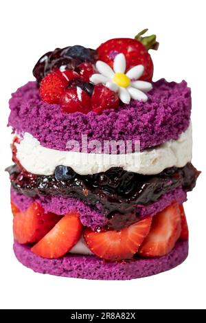 Mehrlagiger Obstkuchen. Kuchen mit Erdbeeren, Himbeersauce und Sahne isoliert auf weißem Hintergrund. Patisserie Desserts. Schließen Stockfoto