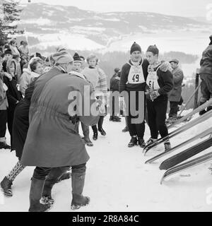 Aktueller 2.-2.-1960.: Anstoß mit dem Olympiaport die Skifahrer und Skater hatten am vergangenen Wochenende ihren ersten großen präolympischen Krafttest, die Skater in Trondheim, die Skispringer und die Skilanglauf in Gjøvik. In diesem Bericht berichten unsere Mitarbeiter in Texten und Bildern über die Situation, die zu den Besten zählt. Foto: Ivar Aaserud / Aktuell / NTB ***FOTO NICHT ABGEBILDET*** Stockfoto