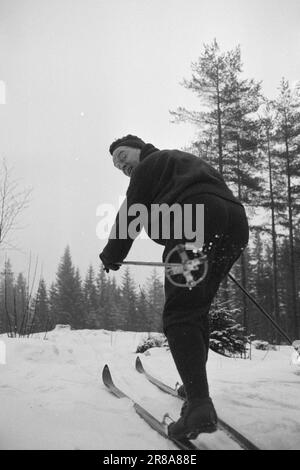 Aktuell 10-6-1960: Kirkvaag zum Film Rolf Kirkvaag ist dem Film als leitender Arzt in Arne Skouens neuem Film „Omringet“ beigetreten - über Major Hauglings dramatische Tage in der Frauenklinik von Rikshospitalet während des Krieges. Hier fährt er Ski. Foto: Ivar Aaserud / Aktuell / NTB ***FOTO NICHT ABGEBILDET*** Stockfoto