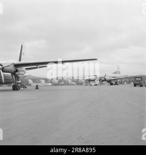 Strom 47-1-1960: Die Flugzeuge ins Wohnzimmer. Wir wissen noch zu wenig über die Auswirkungen von Lärm auf das Gehör und die Nerven. Dennoch beginnen wir mit dem Bau eines großen Flughafens in einem dicht bebauten Gebiet: Fornebu. Zwar wurden viele Häuser gebaut, nachdem der Flughafen kam, aber es ist klar, dass dies ein typisches Wohngebiet war, das gut für die Vorstadtentwicklung geeignet war. Neue Apartmentblöcke umgeben die Landebahnen in Fornebu. Foto: Ivar Aaserud / Aktuell / NTB ***FOTO NICHT ABGEBILDET*** Stockfoto