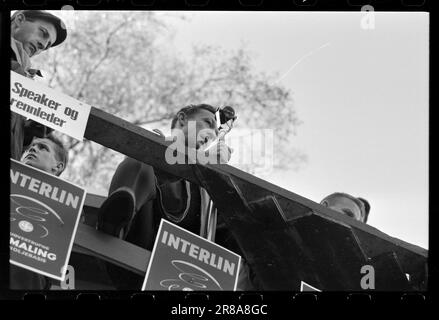 Actual 47-4-1960 : luftiger Schwebeflug ohne Schnee Bergen's Ski Circle zusammen mit Fana Idrettslag und Hoppsportens Freunden organisierten Rennen in Lilletvedtbakken in Fana außerhalb von Bergen. Der Abflusskanal war mit zerstoßenem Eis von Bergen Fiskeinwiesi überzogen. Foto: Sverre A. Børretzen / Aktuell / NTB ***FOTO NICHT IMAGE PROCESSED*** Stockfoto