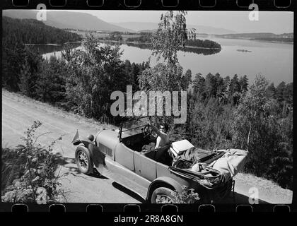 Aktuell 32-7-1960: Im Flug mit alten Rädern. Kann eine junge Dame von heute ein launisches altes Auto auf harten Bergstraßen beherrschen? Sverre A. Børretzen beschreibt eine kühne Reise Oslo - Årdal - Oslo mit dem Buick Ambrosius (41 Jahre alt), der von Brit Hedberg (21 Jahre alt) gefahren wird. Foto: Sverre A. Børretzen / Aktuell ***FOTO IST NICHT BILDVERARBEITET*** Stockfoto