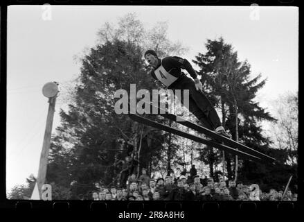 Actual 47-4-1960 : luftiger Schwebeflug ohne Schnee Bergen's Ski Circle zusammen mit Fana Idrettslag und Hoppsportens Freunden organisierten Rennen in Lilletvedtbakken in Fana außerhalb von Bergen. Der Abflusskanal war mit zerstoßenem Eis von Bergen Fiskeinwiesi überzogen. Foto: Sverre A. Børretzen / Aktuell / NTB ***FOTO NICHT IMAGE PROCESSED*** Stockfoto