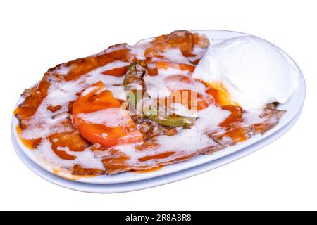 iskender Kebab. iskender Kebab mit Butter und Joghurt isoliert auf weißem Hintergrund. Türkische Köstlichkeiten. Lebensmitteltourismus. Stockfoto