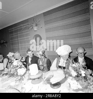 33. 2. 1960: Brautprozession in Hardanger. Synnøve Hauge und Samson Bjørke haben Vikøy in der Kirche geheiratet, auf gute alte Weise. Foto: Ivar Aaserud / Aktuell / NTB ***Foto nicht verarbeitet*** Stockfoto