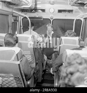 Derzeit 33-1-1960: Wenn die nordischen Menschen mit dem Bus ins Ausland fahren, ist das die beste aller Zeiten. Unter lautem Gesang und mit Magenpillen in ihren Koffern werden nationale Grenzen in Scharen gebrochen. In diesem Bericht sind die Personen in den Bildern und im Text nicht identisch. Mögliche Ähnlichkeit ist rein zufällig. Foto: Ivar Aaserud / Aktuell / NTB ***FOTO NICHT ABGEBILDET*** Stockfoto