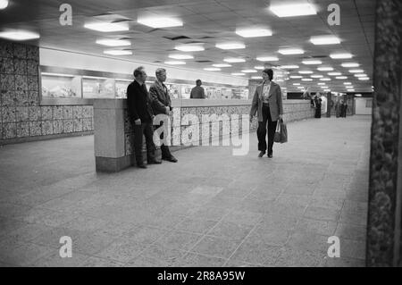 Tatsächlich 22 - 2 - 1974: DUS mit der Police Die Bezirkspolizei ist ein seltsames Phänomen, das als eine Art Pufferzone zwischen dem gewöhnlichen Polizisten und dem Jungen auf der Straße agiert. Der Zweck besteht in erster Linie darin, Verbrechen zu verhindern. Current ist bei den Offizieren Helge Løhren und Lars Stubstad. Foto: Ivar Aaserud / Aktuell / NTB ***FOTO NICHT ABGEBILDET*** Stockfoto