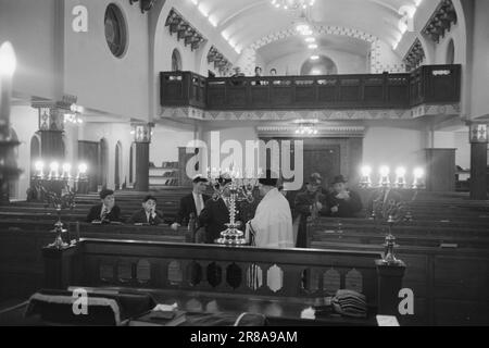 Derzeit 52.-1.-1960.: Chanukka dauert bis Ostern. Auch in diesem Land gibt es Menschen, die Weihnachten nicht feiern, keine Weihnachtsbäume schmücken und keine Weihnachtslieder singen. Komischerweise sind es die Mitglieder der mosaikischen Religionsgemeinschaft in Norwegen, Jesu eigenes Volk, die Juden. Im Gegenzug feiern sie andere religiöse Feiertage mit mindestens ebenso viel Festlichkeit. Foto: Sverre A. Børretzen / Aktuell / NTB ***FOTO NICHT IMAGE PROCESSED*** Stockfoto