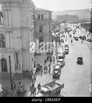 Aktuell 13-1950: Wann kommt der Zusammenbruch das charakteristischste am Verkehr in Zentral-Oslo ist, dass es dafür keinen Platz gibt. Es ist seit vielen Jahren schlimm und es wird noch schlimmer werden. Foto: Arne Kjus/Aktuell/NTB Stockfoto