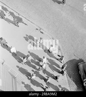 Aktuell 13-1950: Wann kommt der Zusammenbruch das charakteristischste am Verkehr in Zentral-Oslo ist, dass es dafür keinen Platz gibt. Es ist seit vielen Jahren schlimm und es wird noch schlimmer werden. Foto: Arne Kjus/Aktuell/NTB Stockfoto