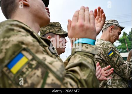 LEMBERG, UKRAINE - 17. JUNI 2023 - Soldaten applaudieren beim ukrainischen Song Project 2023 Festival in Lemberg, Westukraine. Stockfoto