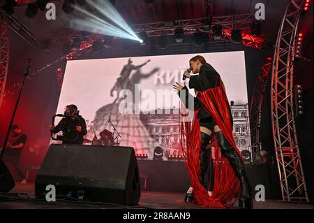 LEMBERG, UKRAINE - 17. JUNI 2023 - SOWA singt auf der Bühne während des ukrainischen Song Project 2023 Festivals in Lemberg, Westukraine. Stockfoto