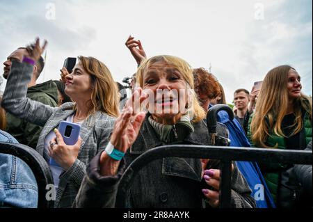 LEMBERG, UKRAINE - 17. JUNI 2023 - Zuschauer werden während des ukrainischen Song Project 2023 Festivals in Lemberg, Westukraine, gesehen. Stockfoto