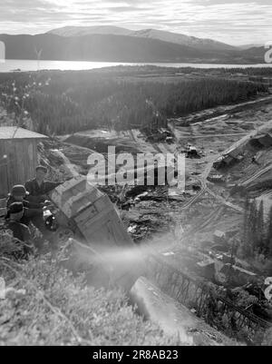 Strom 14-1950: Jernverket in Mo i Rana. Weit über 800 Männer sind dabei, das Eiserne Werk in Mo i Rana zu errichten, und die Arbeit schreitet schnell voran. Blühende Minenschüsse, sauerstoffreiches Wasser aus Kompressionsbohrern und massivem Gestein massenlassen die Luft zittern und zittern, und unten im Berg kreuzen sich die Tunnel. Es wurde viel getan, aber es bleibt noch viel zu tun. Foto: Sverre A. Børretzen / Aktuell ***Foto nicht fotobearbeitet*** Stockfoto