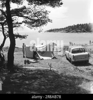 Derzeit 31-6-1960: Der Feiertag steht vor Tausenden von Menschen, die mit dem Auto oder Zelt in Urlaub fahren. Foto: Aage Storløkken / Aktuell / NTB ***FOTO NICHT VERARBEITET*** Stockfoto