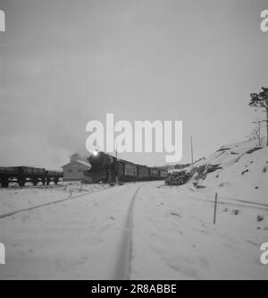 Tatsächlich 1-1948: Nord- und Südnorwegen verbunden [Bild 0008]am 8. Dezember 1947 hat Nordlandsbanen, oder Nord-Norgesbanen, wie es eigentlich genannt werden sollte, sein Wachstum um einige neue Meilen erweitert. Der Streckenabschnitt Mo i Rana-Lønsdal wurde für den allgemeinen Verkehr geöffnet. Damit wurde eine neue Etappe des Nord-Norgesbanen abgeschlossen. Aber Lønsdal ist nicht der Endpunkt, die Strecke muss viel weiter nördlich verlaufen, - gibt es irgendeinen Grund, diesen Vorfall auf mehr als ein technisches Eisenbahnintermesso zu erhöhen? Ja, das ist es. Dieses Ereignis, das ohne große Zeremonie von Pomp und Pracht stattfand, in Wirklichkeit Stockfoto