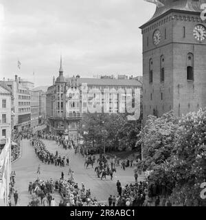 Aktuell 11-1950: Oslo 900 Jahre Jubiläum und die Eröffnung der Stadt HallOslo feiert! Die Stadt ist 900 Jahre alt, erklären die Historiker, und es ist nicht kostenlos, dass man sie darauf sehen kann. Foto: Sverre A. Børretzen / Aktuell / NTB ***FOTO NICHT IMAGE PROCESSED*** Stockfoto