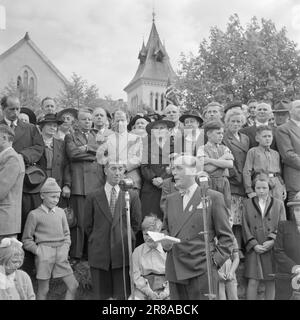 Aktuell 11-1950: Oslo 900 Jahre Jubiläum und die Eröffnung der Stadt HallOslo feiert! Die Stadt ist 900 Jahre alt, erklären die Historiker, und es ist nicht kostenlos, dass man sie darauf sehen kann. Der stellvertretende Bürgermeister Brynjulf Bull, Vorsitzender des Geschichtskomitees der Stadt, hielt die Rede im Memorial Park und erzählte die Geschichte des alten Oslo, die wir dank Gerh jetzt gut kennen. Fischers Arbeit. Foto: Sverre A. Børretzen / Aktuell / NTB ***FOTO NICHT IMAGE PROCESSED*** Stockfoto