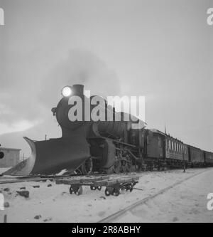 Tatsächlich 1-1948: Nord- und Südnorwegen verbunden [Bild 0014]am 8. Dezember 1947 hat Nordlandsbanen, oder Nord-Norgesbanen, wie es eigentlich genannt werden sollte, sein Wachstum um einige neue Meilen erweitert. Der Streckenabschnitt Mo i Rana-Lønsdal wurde für den allgemeinen Verkehr geöffnet. Damit wurde eine neue Etappe des Nord-Norgesbanen abgeschlossen. Aber Lønsdal ist nicht der Endpunkt, die Strecke muss viel weiter nördlich verlaufen, - gibt es irgendeinen Grund, diesen Vorfall auf mehr als ein technisches Eisenbahnintermesso zu erhöhen? Ja, das ist es. Dieses Ereignis, das ohne große Zeremonie von Pomp und Pracht stattfand, in Wirklichkeit Stockfoto