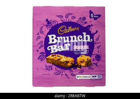 Box mit Cadbury Brunch Bar Raisin isoliert auf weißem Hintergrund Stockfoto