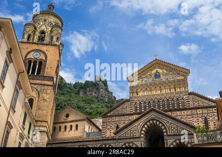 Blick auf die Kathedrale von St. Andrea in der Stadt Amalfi und die Treppen, die von der Piazza del Duomo, Italien, zu ihr führen Stockfoto