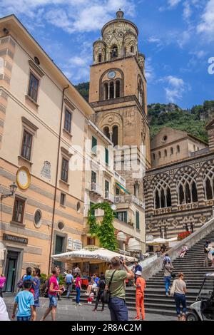 Blick auf die Kathedrale von St. Andrea und die Treppen, die zu ihr führen, von der Piazza del Duomo in Amalfi, Italien Stockfoto