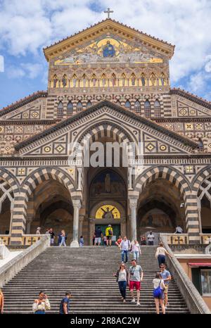 Blick auf die Kathedrale von Saint Andrea und die Treppen, die von der Piazza del Duomo zu ihr führen. Amalfi Stadt, Italien Stockfoto